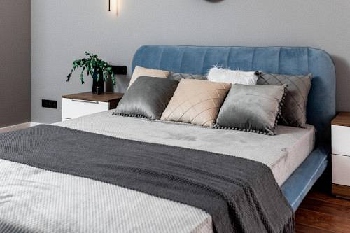 Łóżko tapicerowane – dlaczego warto wybrać do sypialni?