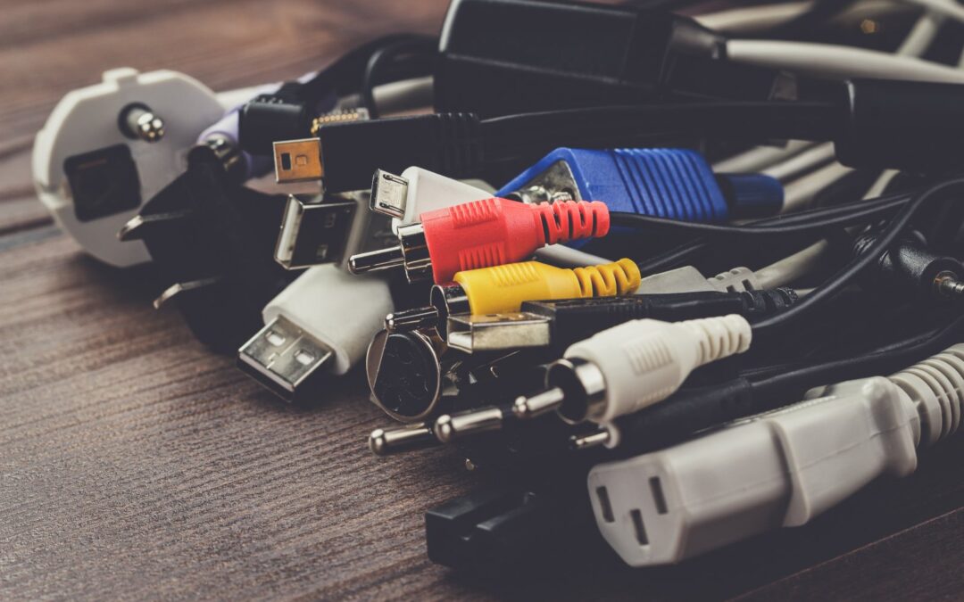 Jak estetycznie ukryć kable przy biurku – skuteczne sposoby dla PC, monitora i ładowarek