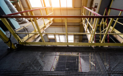 Kraty pomostowe ocynkowane: kiedy warto dopłacić do cynkowania ogniowego i jak wydłużyć żywotność konstrukcji