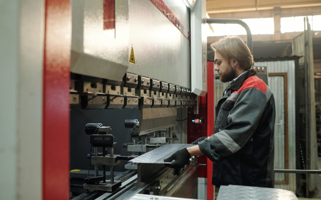 Najważniejsze maszyny w zakładach przemysłowych – bez czego nie ruszy produkcja?