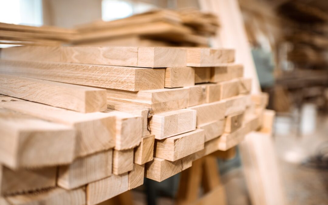 Suszone, strugane, certyfikowane – jakie drewno konstrukcyjne wybrać?