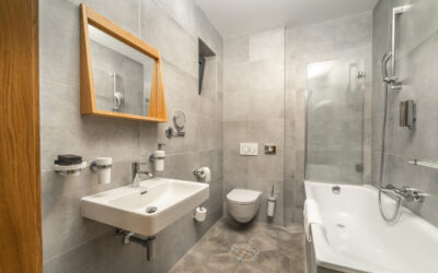 Szara łazienka nie musi być nudna – jak dodać jej ciepła i charakteru?